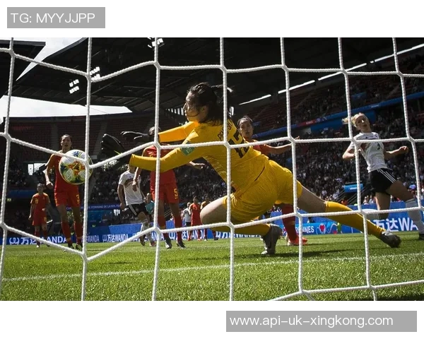 德国女子裸体足球视频引发热议探讨运动与艺术的界限